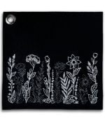 Musta käsityönä villahuovasta valmistettu pannulappu, jossa kaunis Kukkaketo-kuviointi konekirjottuna valkoisella ja tumman harmaalla viskoosilangalla.
