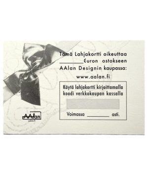 Lahjakortin taustapuolella vaalealla pohjalla harmaansävyisenä konekirjottu pitsimäinen kuvio, jonka päällä rusetti, sekä teksti: ”Tämä lahjakortti oikeuttaa X euron ostokseen AAlan Designin kaupassa: aalan.fi.”