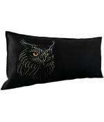 Mustasta villahuovasta valmistettu tyyny, jossa vaalea kalligrafinen pöllö, jonka keltaiset silmät loistavat taustasta upeasti.