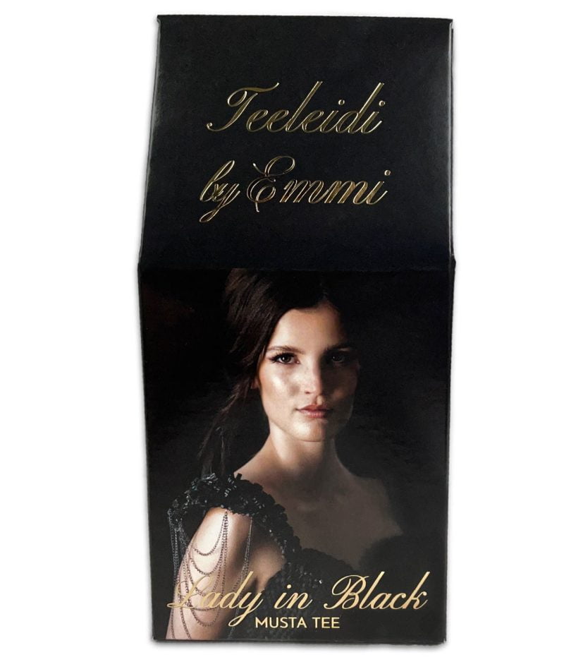 Musta paketti Teeleidin Lady in Black -teetä. Paketissa kuva kauniista naisesta pukeutunut mustaan lakristsista valmistettuun juhlamekkoon.