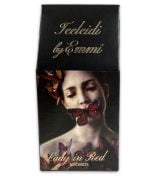 Musta paketti Teeleidin Lady in Red -rooibosta. Paketissa kuva kauniista naisesta punaisten perhosten ympäröimänä.