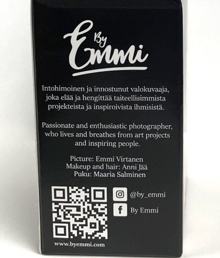 Teepaketin kyljessä oleva teksti By Emmi -valokuvaajasta (Emmi Virtanen)