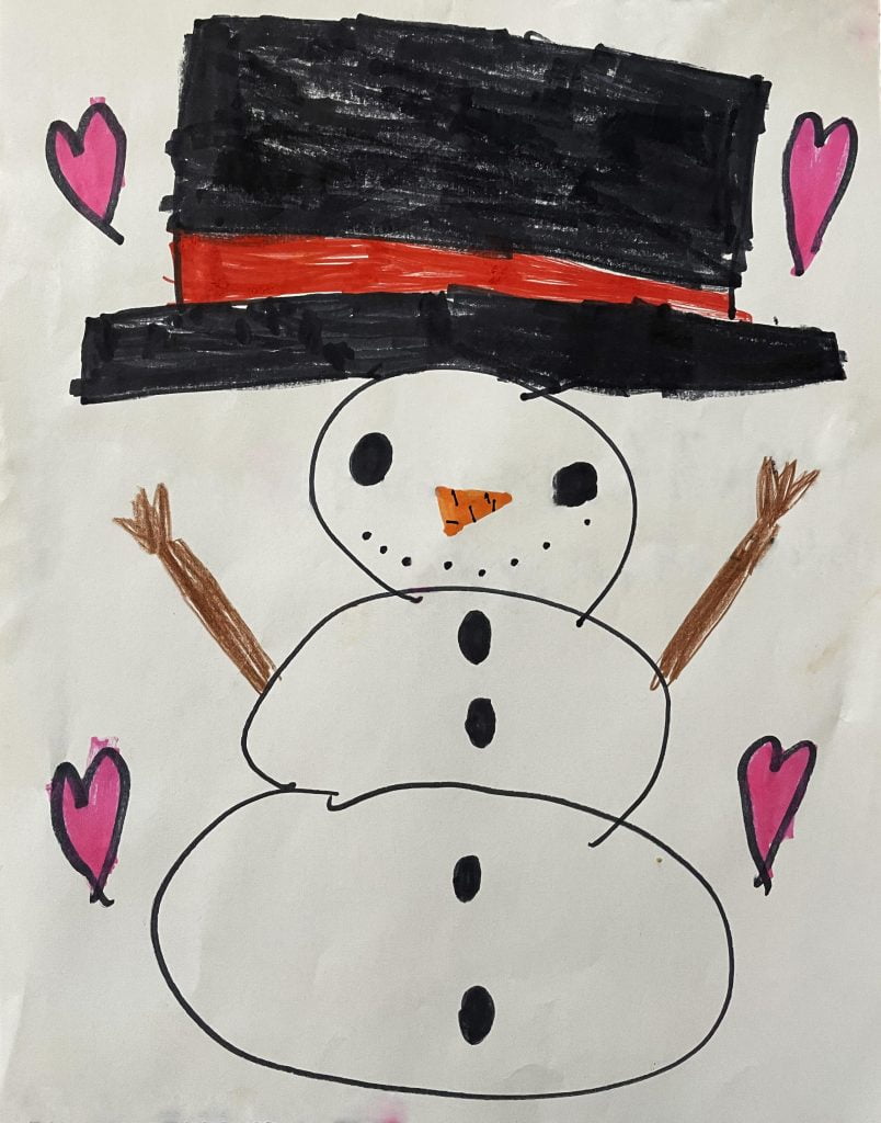 Piirros hymyilevästä, silinteripäisestä lumiukosta.