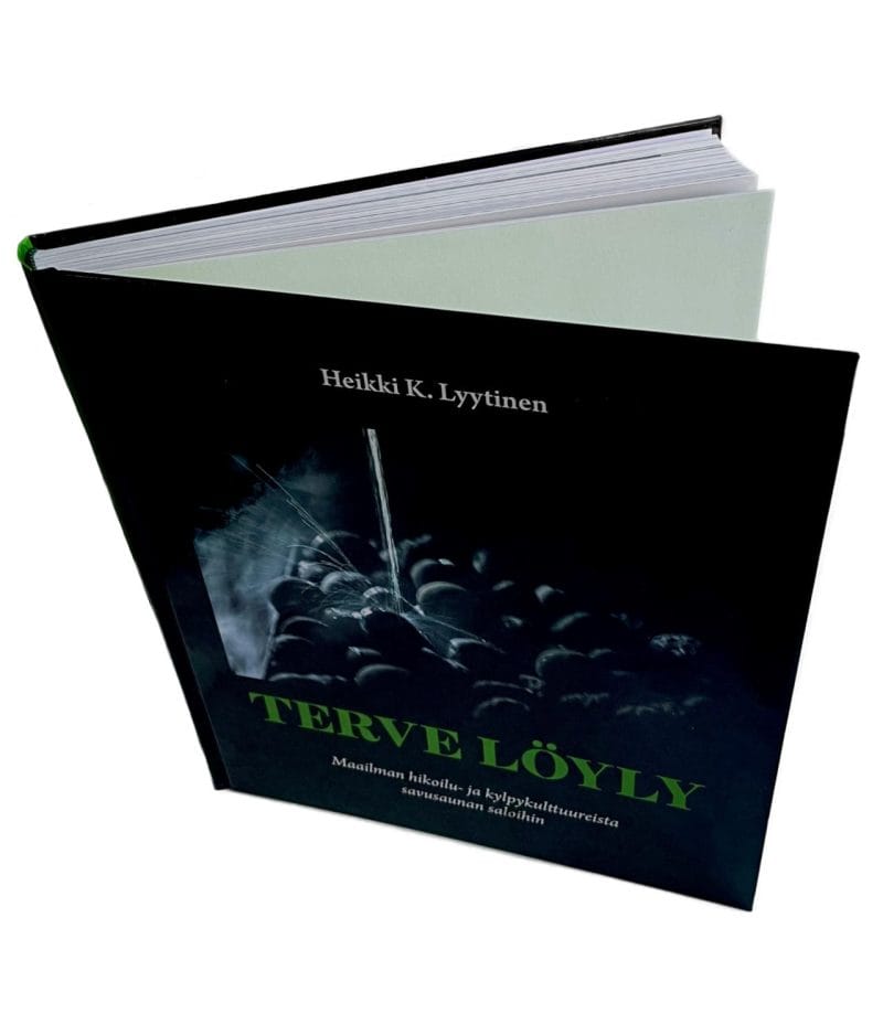 Mustakantinen Terve Löyly -kirja pystyssä, osittain avonaisena.