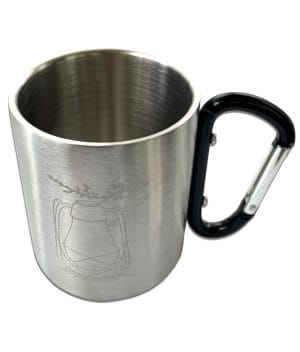 Metallinen retkimuki mustalla karabiinihakakorvalla. Mukin kylkeen kaiverrettu puun oksat ja myrskylyhty, jonka jalustassa pienellä teksti aalan.design.